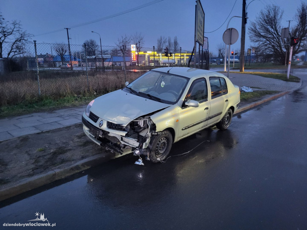 Zderzenie na ruchliwym skrzyżowaniu. Dwa auta rozbite