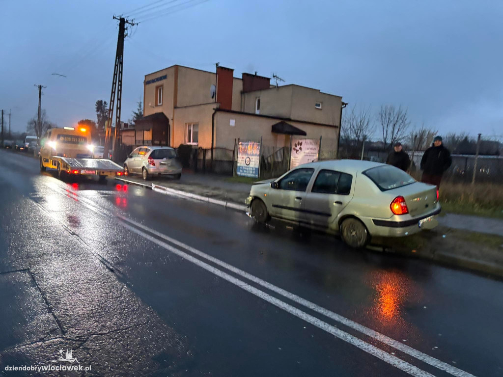 Zderzenie na ruchliwym skrzyżowaniu. Dwa auta rozbite