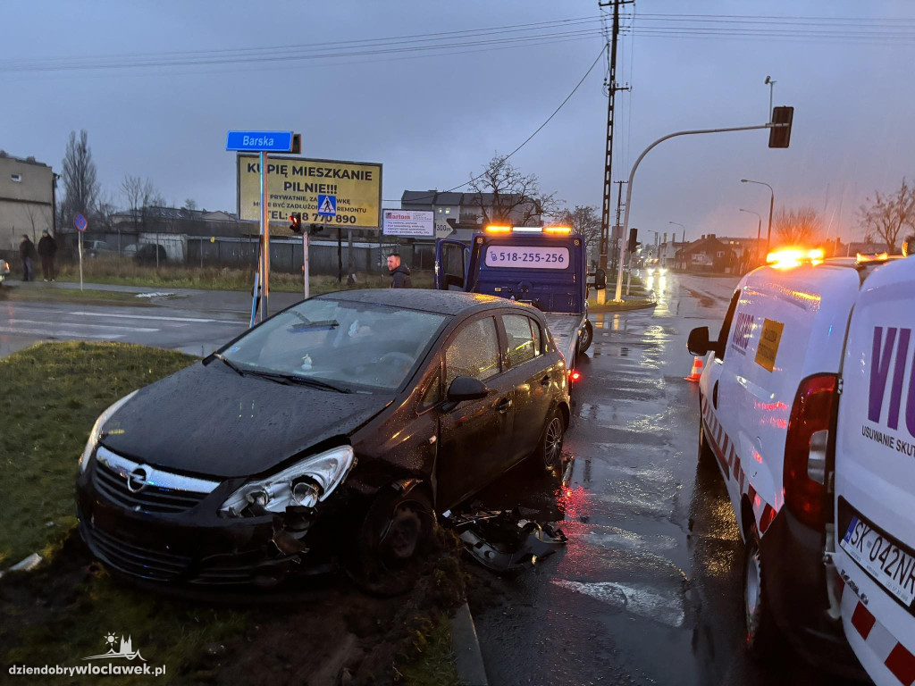 Zderzenie na ruchliwym skrzyżowaniu. Dwa auta rozbite