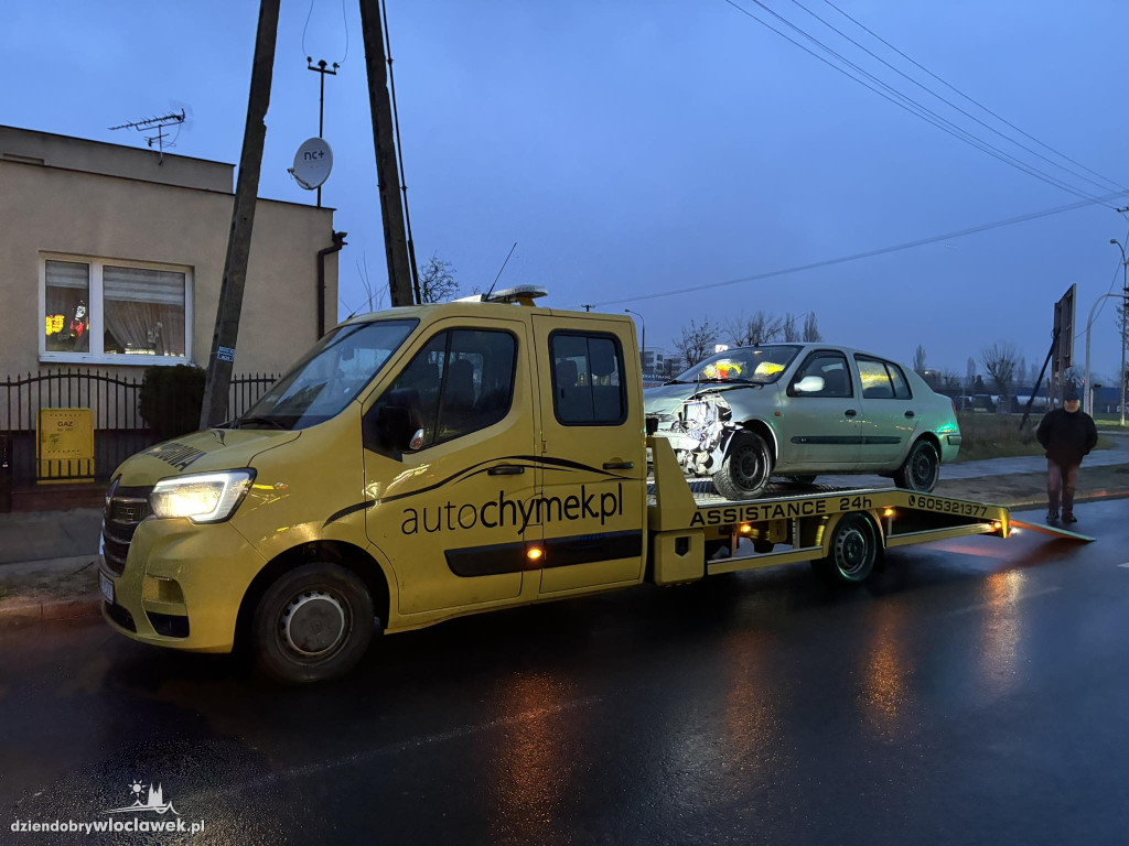 Zderzenie na ruchliwym skrzyżowaniu. Dwa auta rozbite