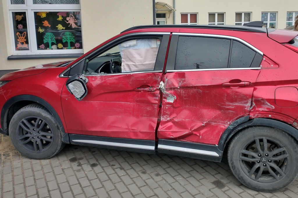Autokar szkolny uderzył w osobówkę