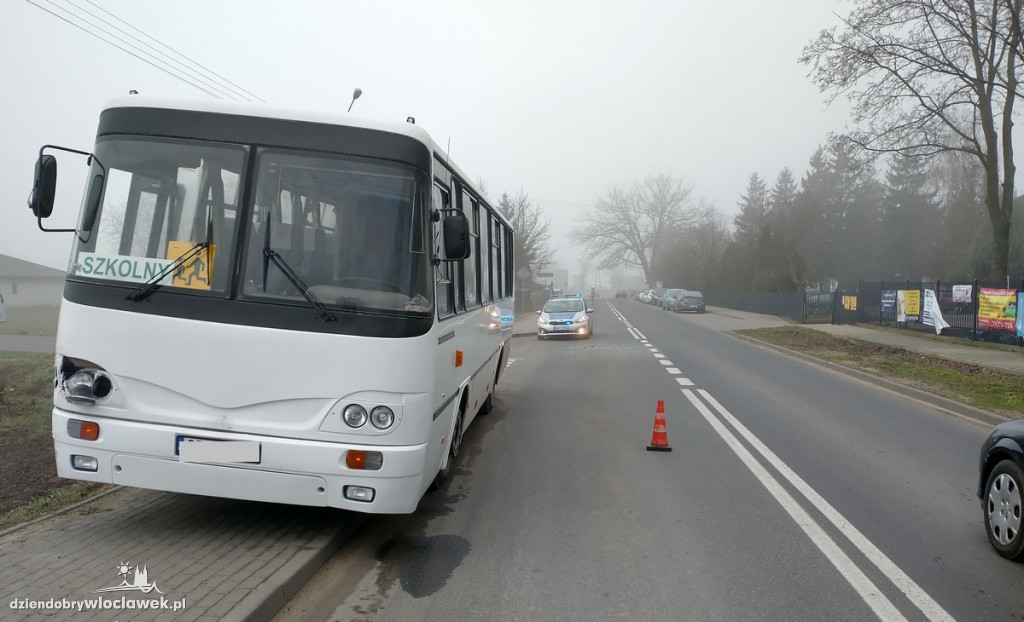 Autokar szkolny uderzył w osobówkę