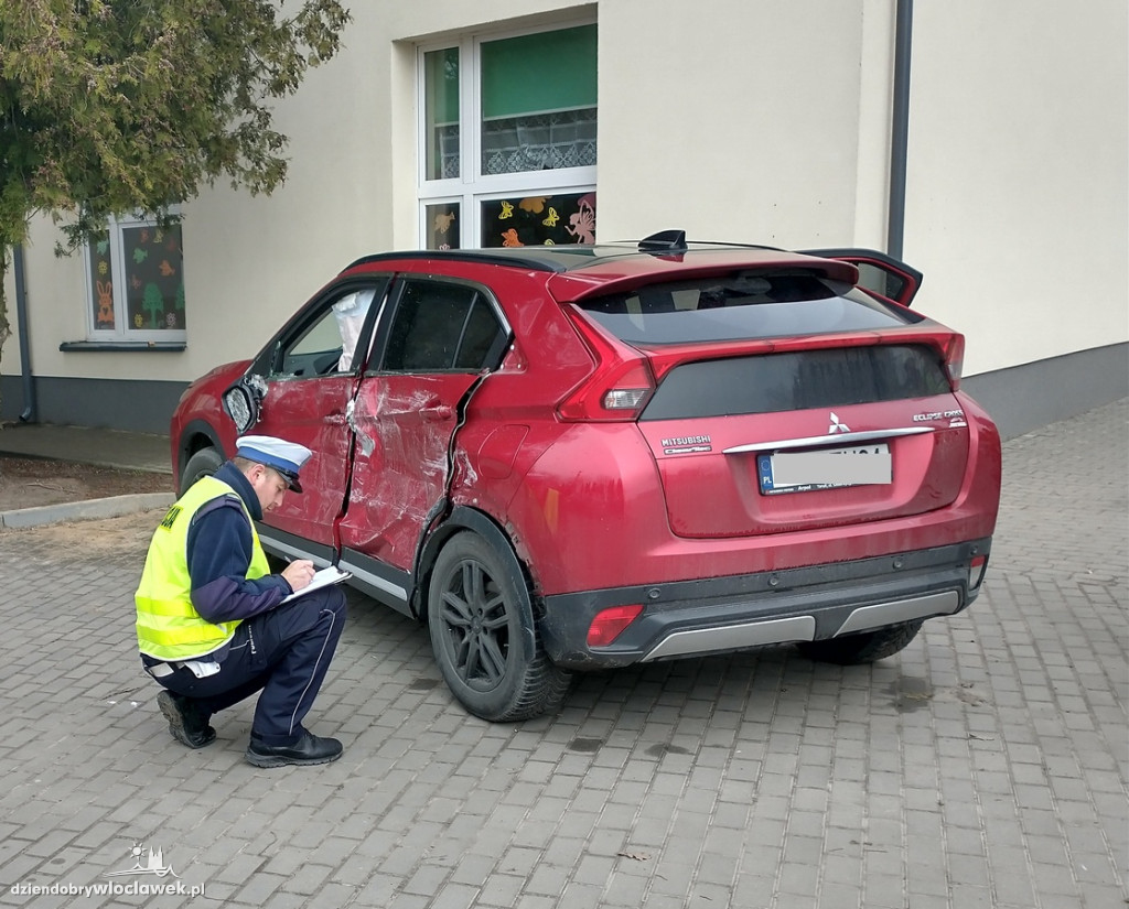 Autokar szkolny uderzył w osobówkę