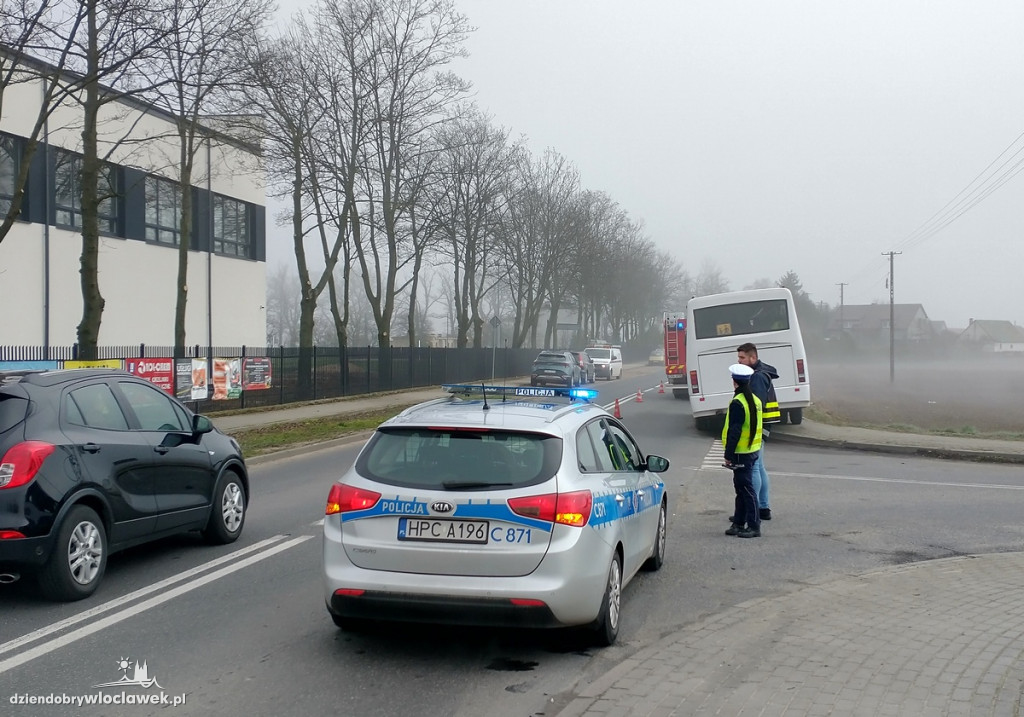 Autokar szkolny uderzył w osobówkę