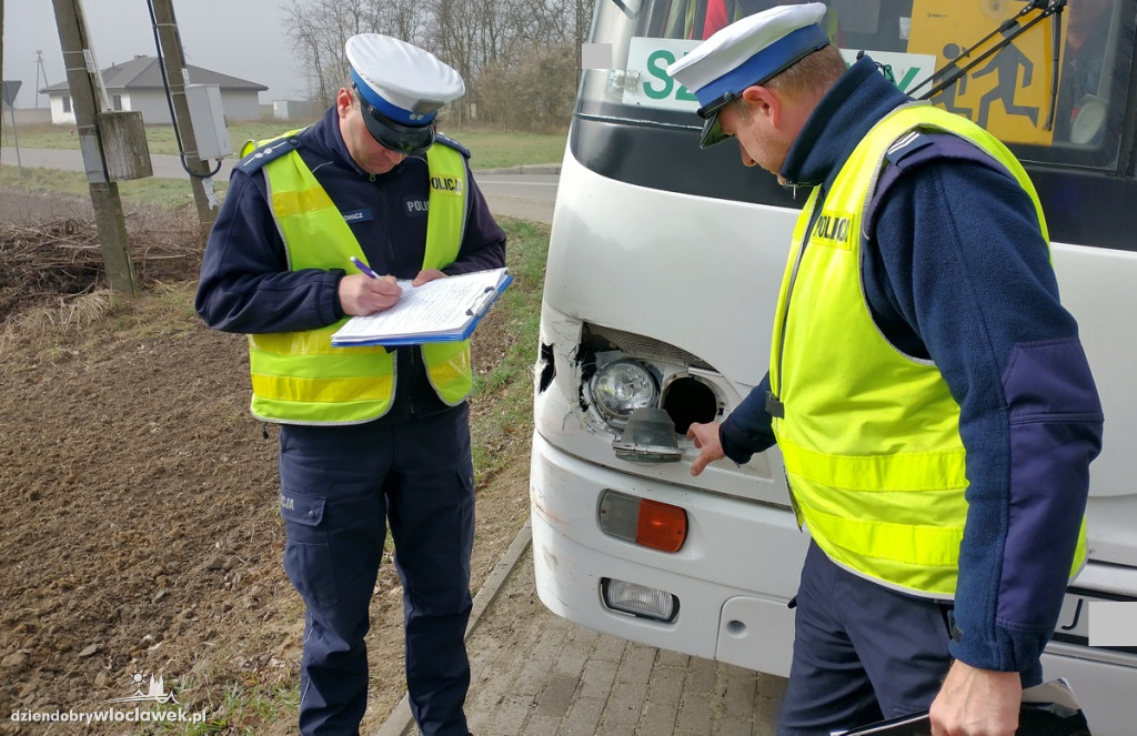 Autokar szkolny uderzył w osobówkę