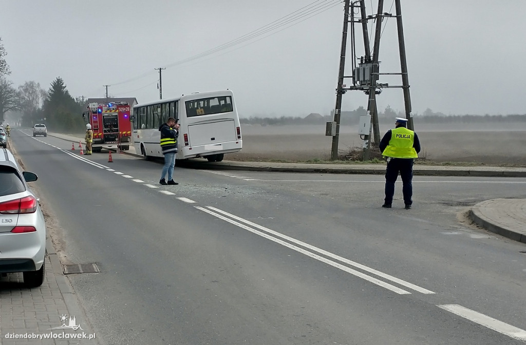 Autokar szkolny uderzył w osobówkę