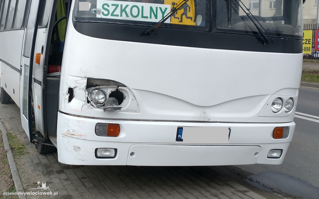 Autokar szkolny uderzył w osobówkę