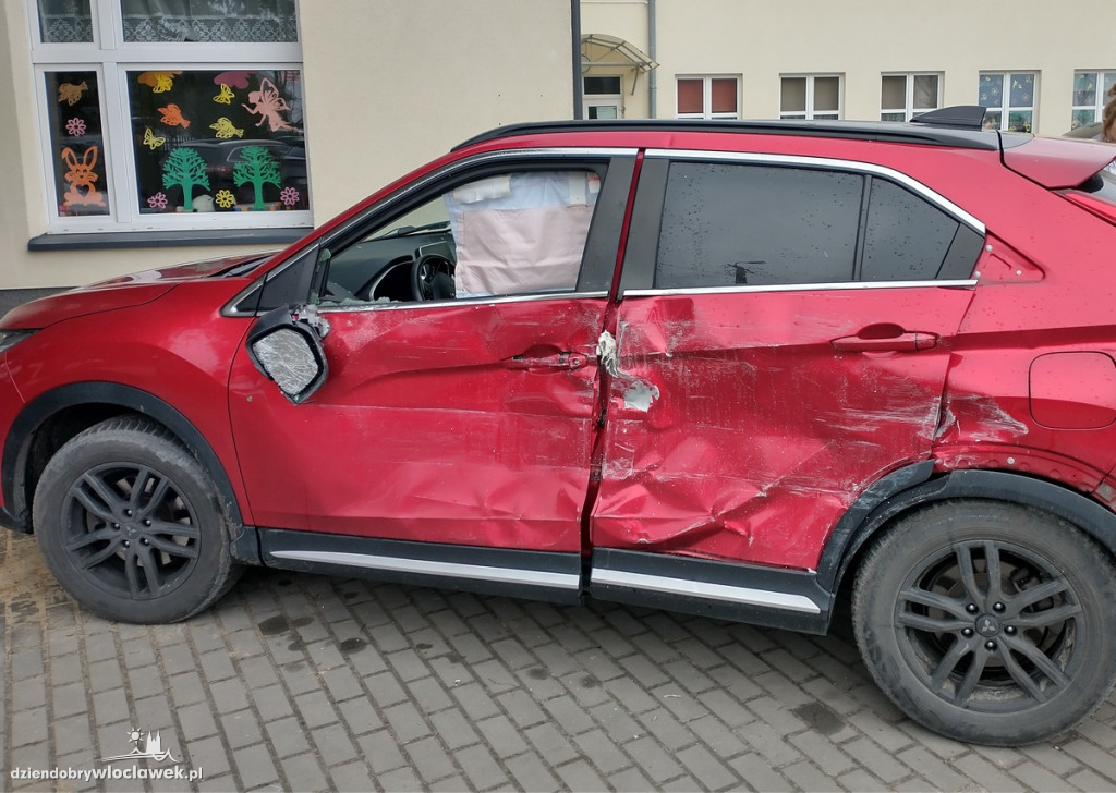 Autokar szkolny uderzył w osobówkę