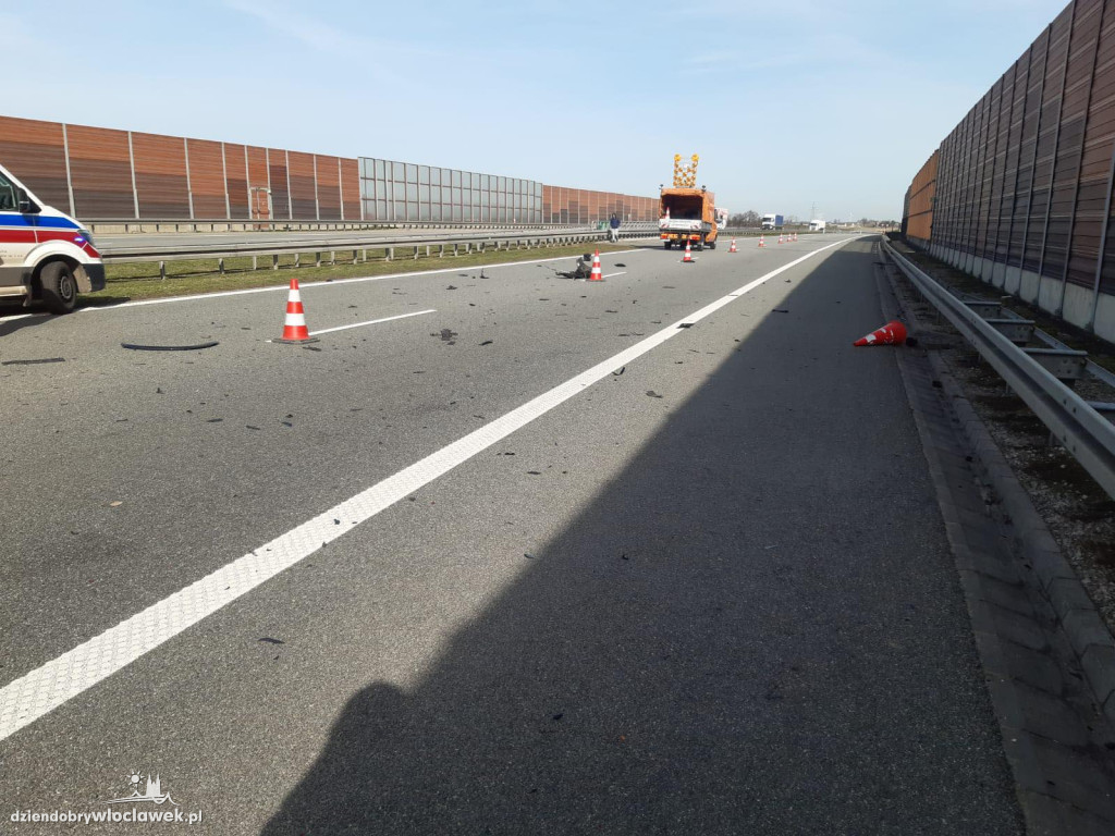 BMW uderzyło w przyczepę na A1 pod Włocławkiem