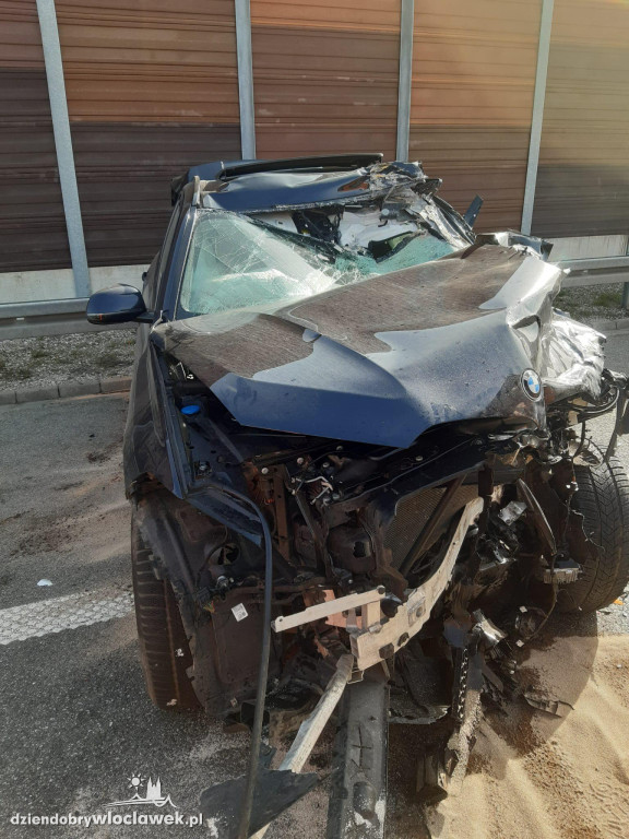 BMW uderzyło w przyczepę na A1 pod Włocławkiem