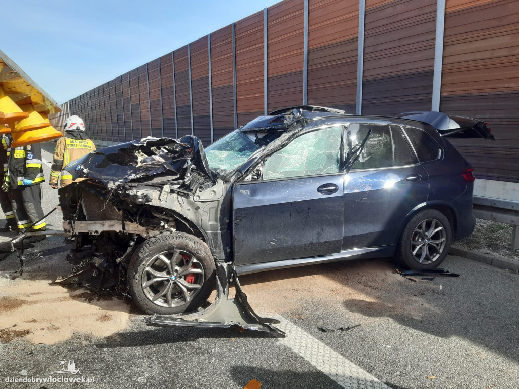 BMW uderzyło w przyczepę na A1 pod Włocławkiem