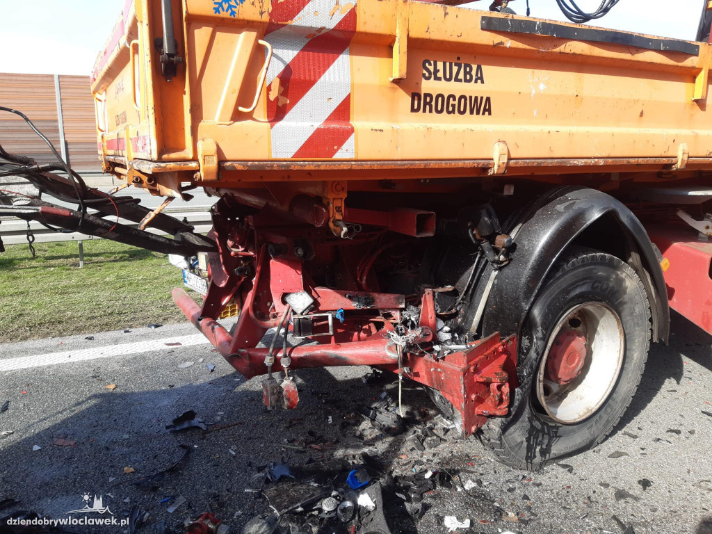 BMW uderzyło w przyczepę na A1 pod Włocławkiem