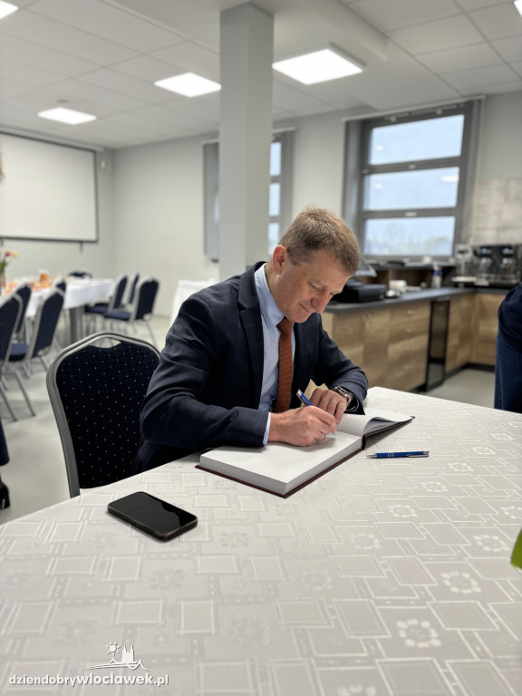 Minister Raś oglądał inwestycje sportowe