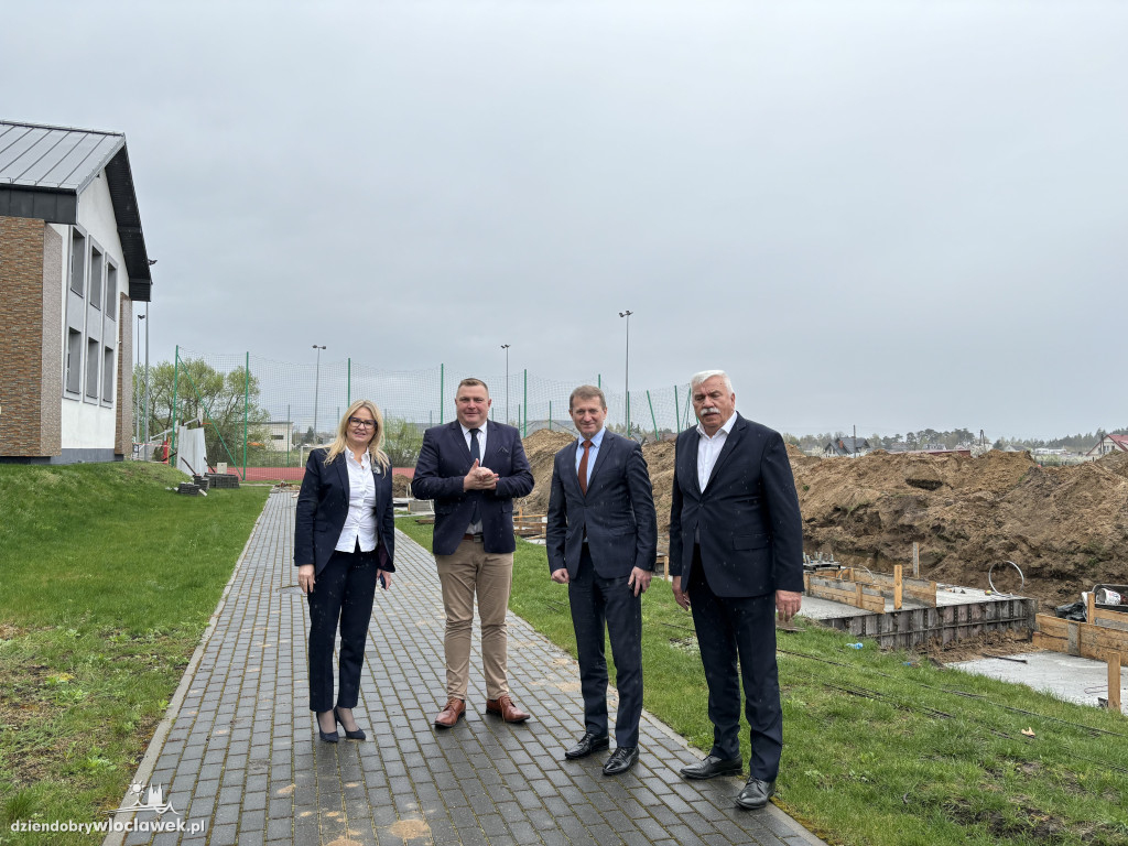 Minister Raś oglądał inwestycje sportowe