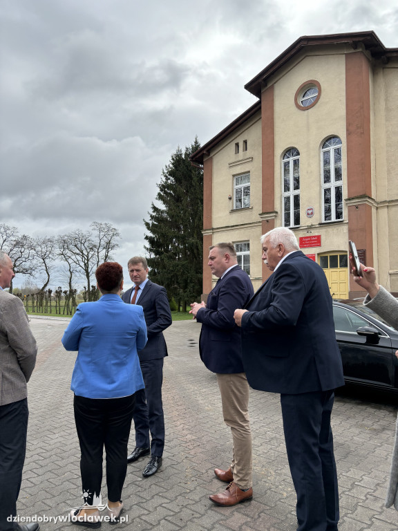 Minister Raś oglądał inwestycje sportowe