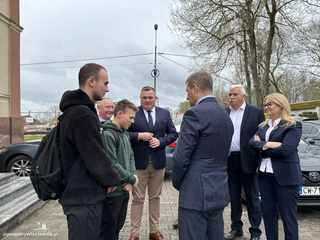 Minister Raś oglądał inwestycje sportowe
