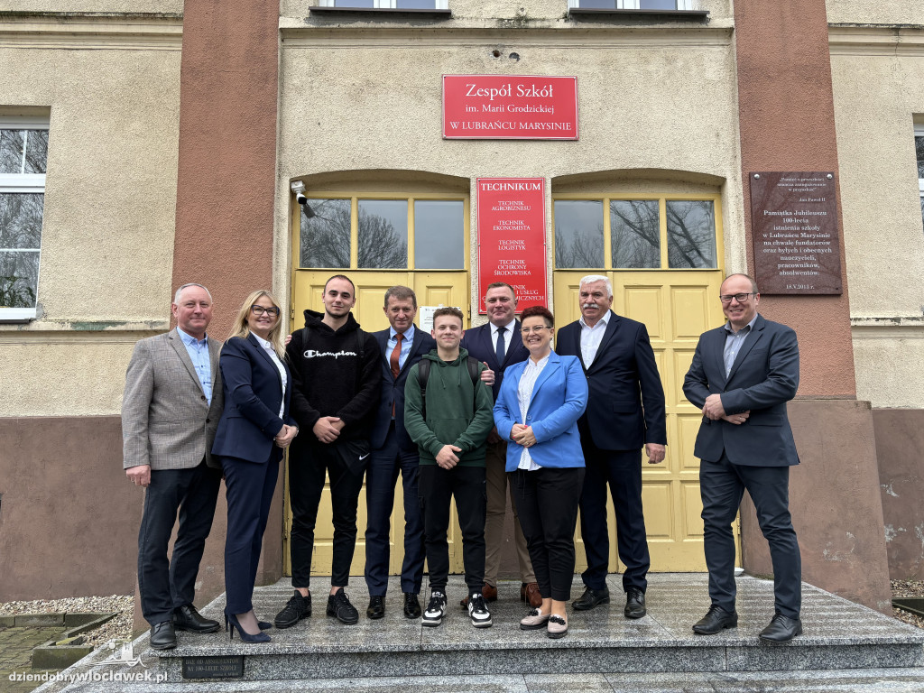 Minister Raś oglądał inwestycje sportowe