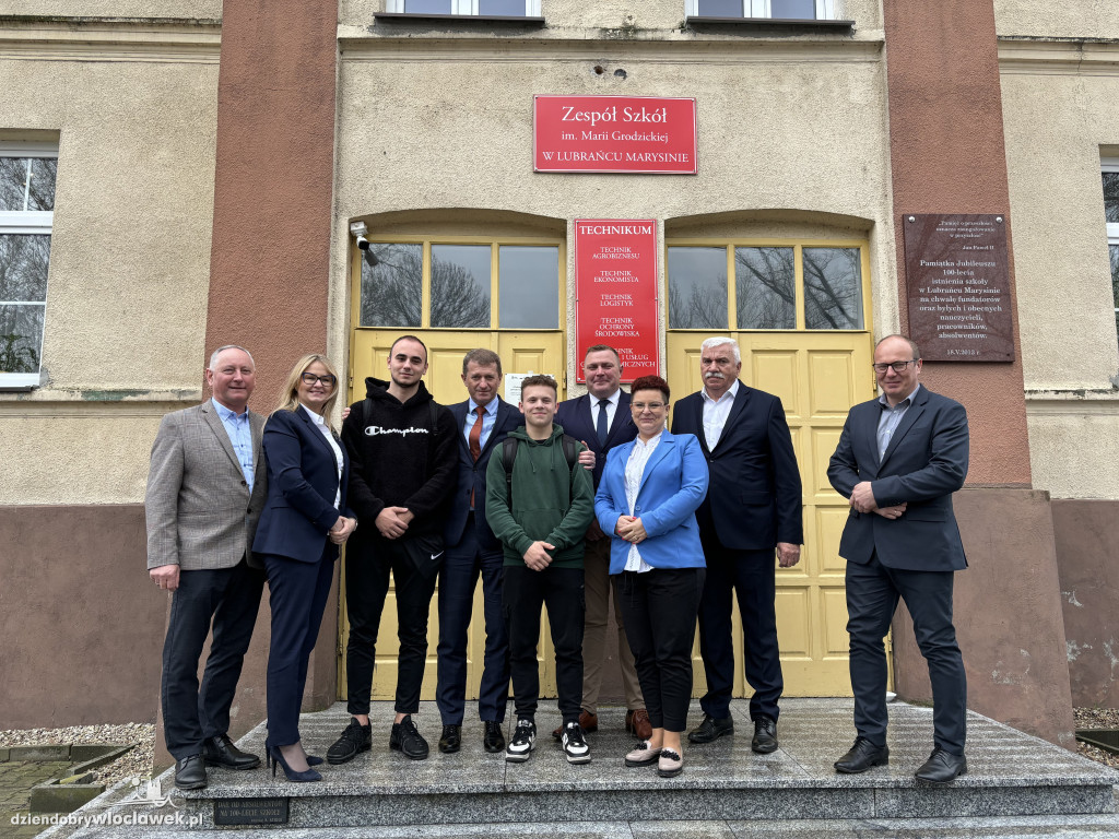 Minister Raś oglądał inwestycje sportowe