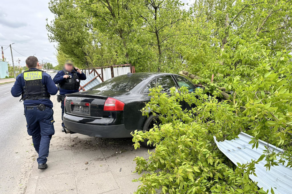 Kolizja samochodu z ogrodzeniem na Węglowej