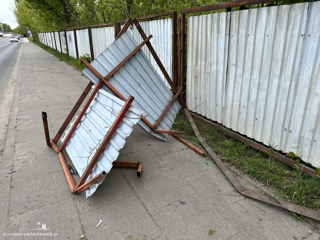 Kolizja samochodu z ogrodzeniem na Węglowej