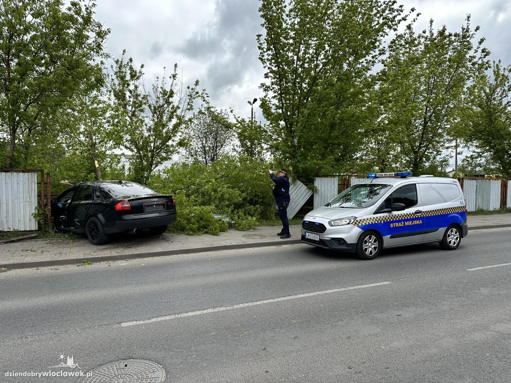 Kolizja samochodu z ogrodzeniem na Węglowej