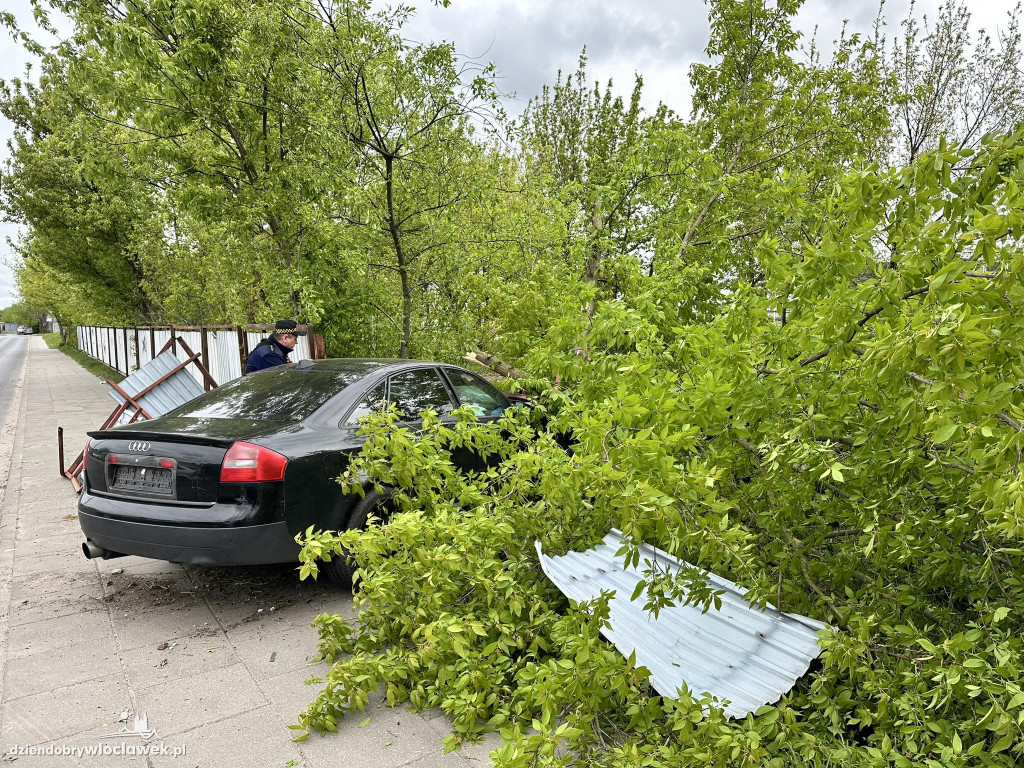 Kolizja samochodu z ogrodzeniem na Węglowej