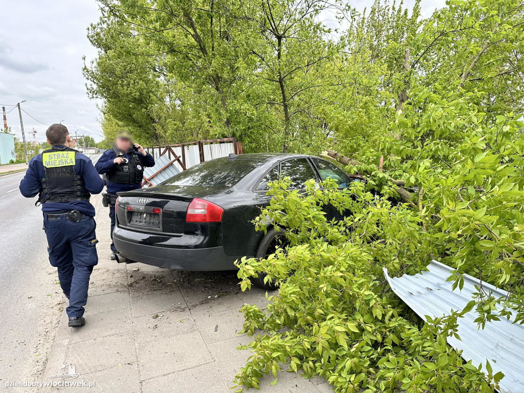 Kolizja samochodu z ogrodzeniem na Węglowej