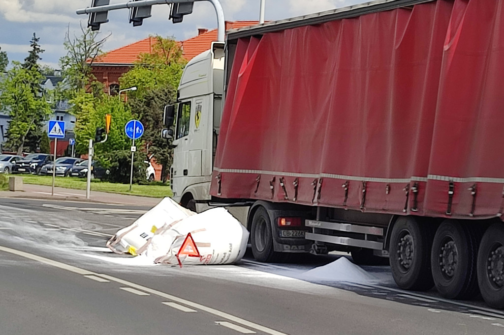 Okrzei: cześć ładunku ciężarówki na jezdni
