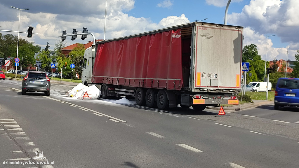 Okrzei: cześć ładunku ciężarówki na jezdni