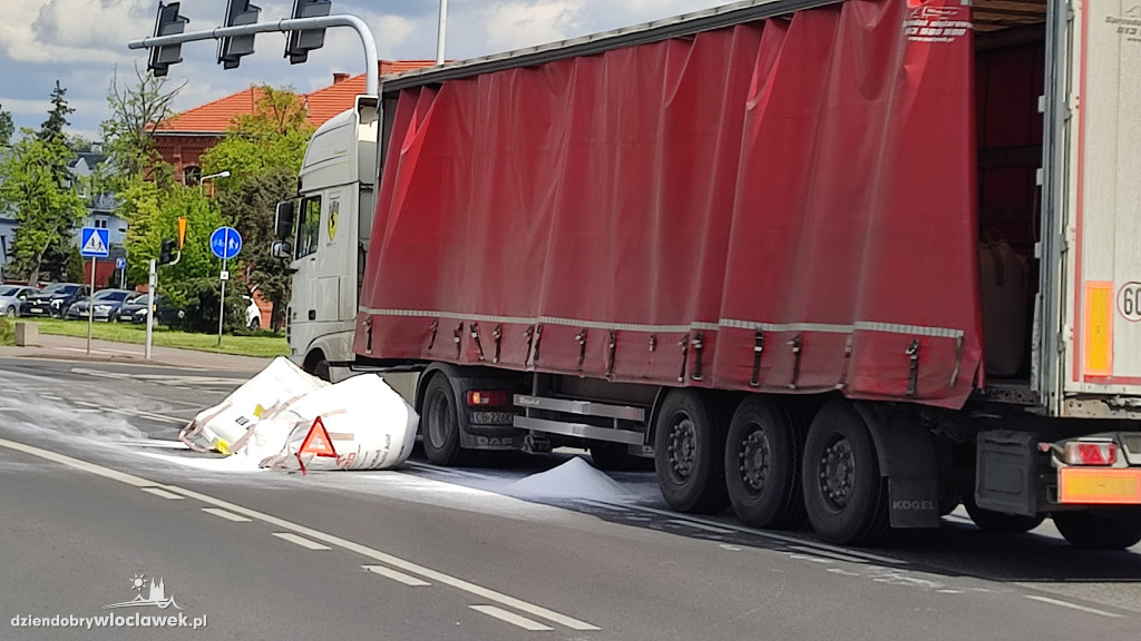 Okrzei: cześć ładunku ciężarówki na jezdni