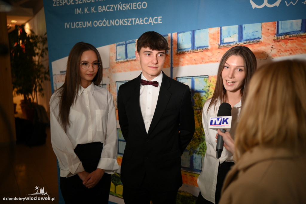Maturzyści z Baczyńskiego na zakończeniu roku