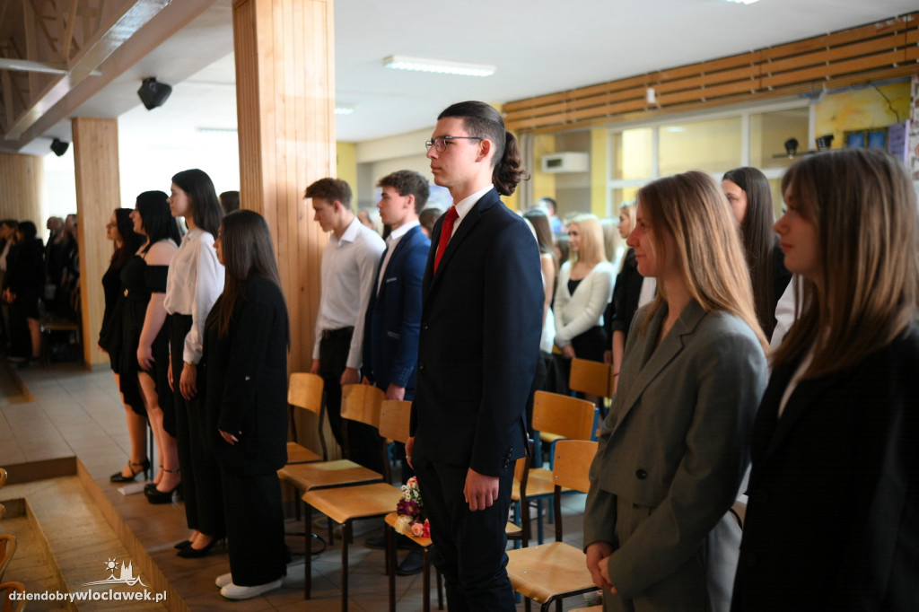 Maturzyści z Baczyńskiego na zakończeniu roku
