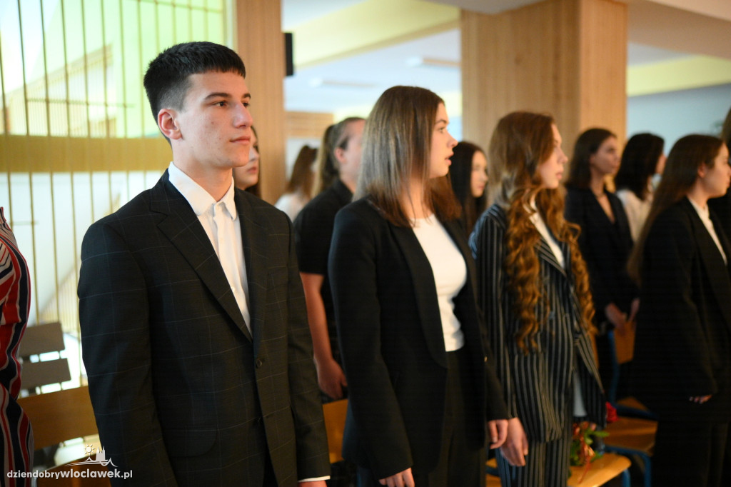 Maturzyści z Baczyńskiego na zakończeniu roku