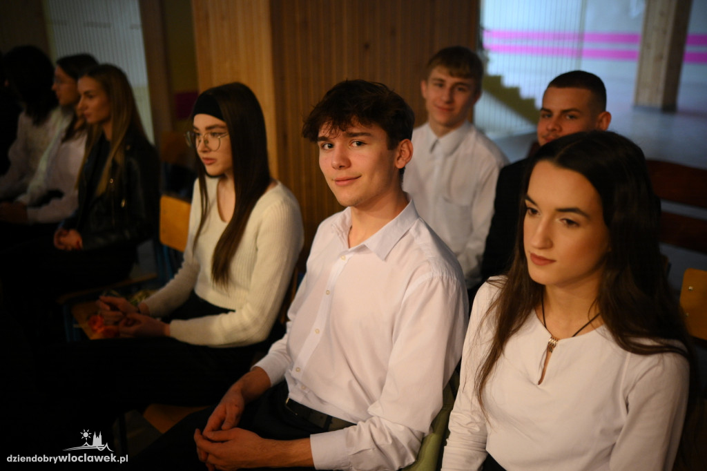 Maturzyści z Baczyńskiego na zakończeniu roku