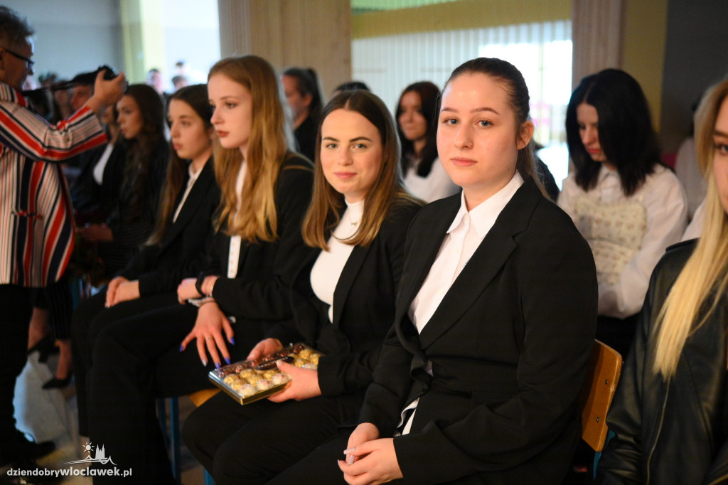 Maturzyści z Baczyńskiego na zakończeniu roku
