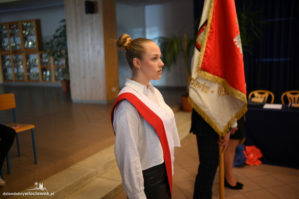 Maturzyści z Baczyńskiego na zakończeniu roku