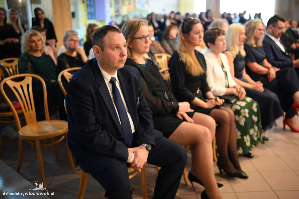 Maturzyści z Baczyńskiego na zakończeniu roku