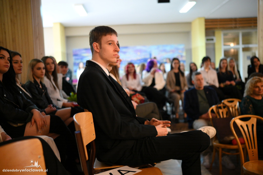 Maturzyści z Baczyńskiego na zakończeniu roku