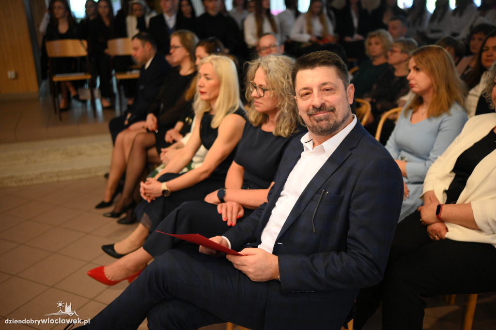 Maturzyści z Baczyńskiego na zakończeniu roku