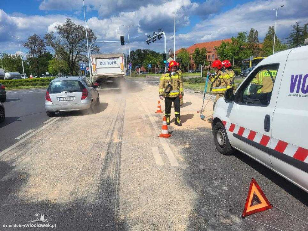 Okrzei: cześć ładunku ciężarówki na jezdni