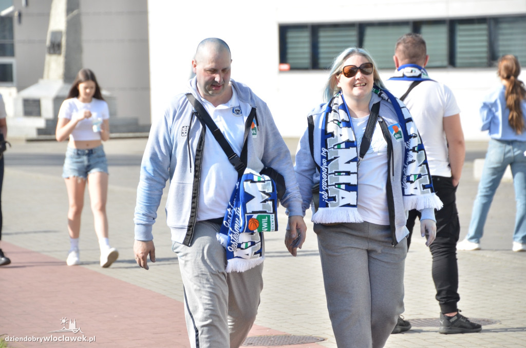 Kibice Anwilu w drodze na derby