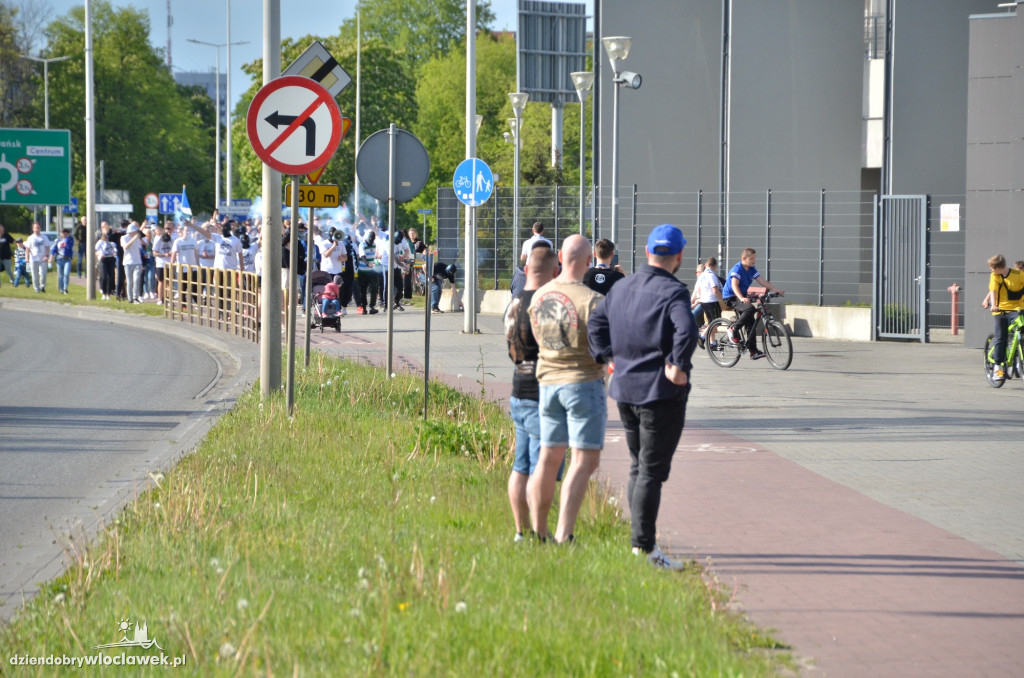 Kibice Anwilu w drodze na derby