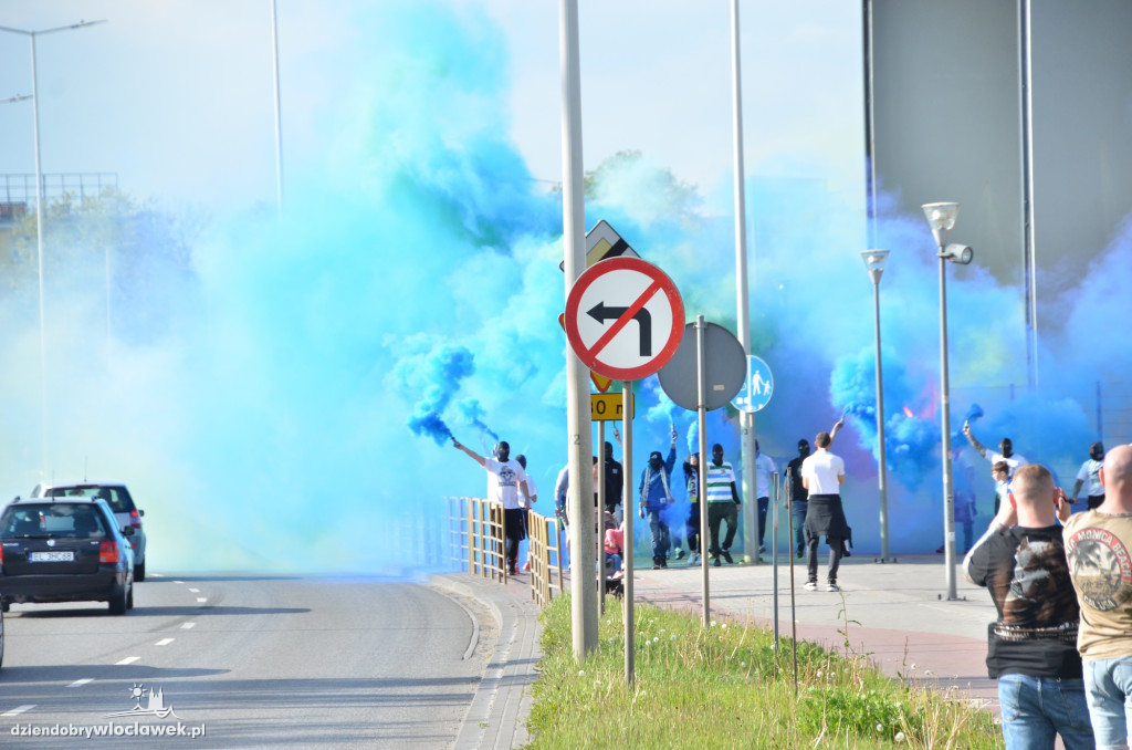 Kibice Anwilu w drodze na derby