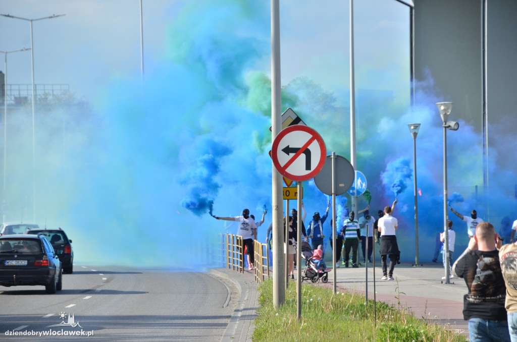 Kibice Anwilu w drodze na derby