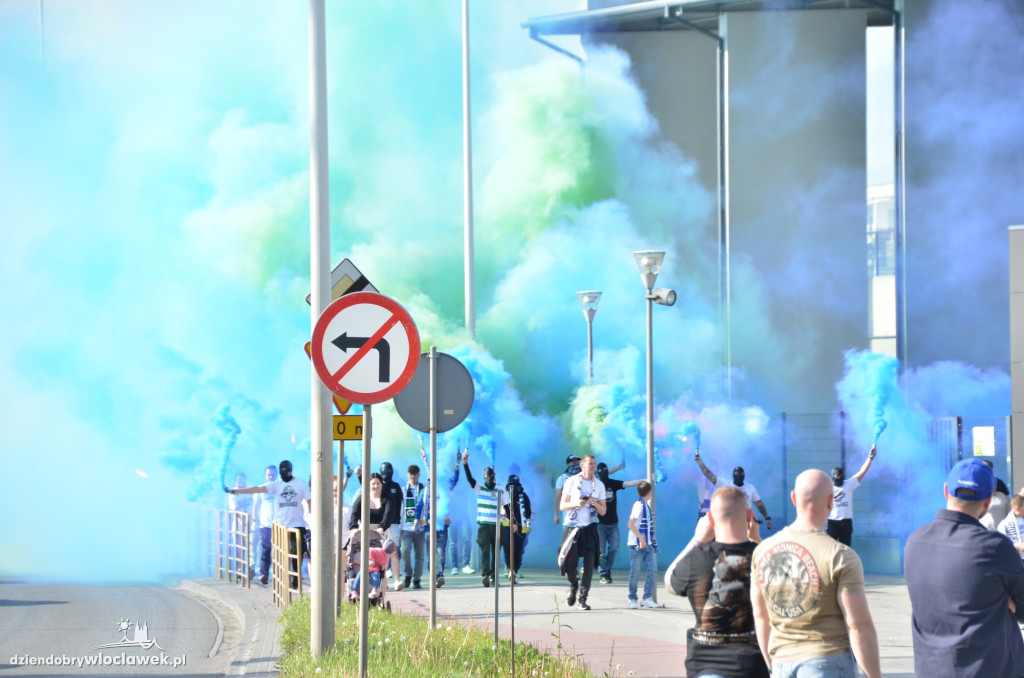 Kibice Anwilu w drodze na derby