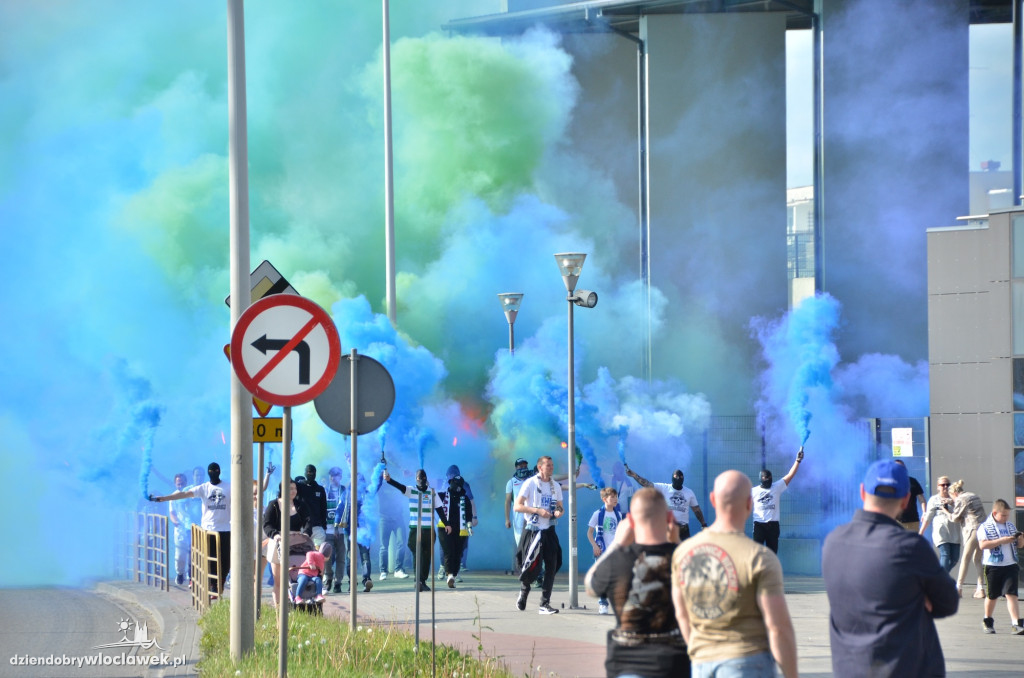 Kibice Anwilu w drodze na derby