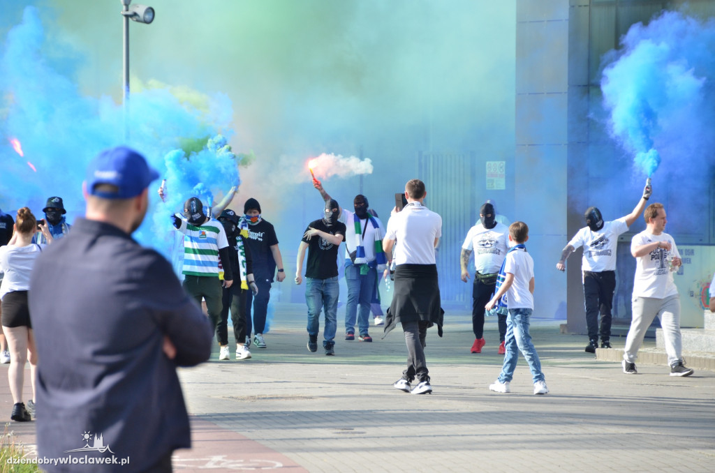 Kibice Anwilu w drodze na derby