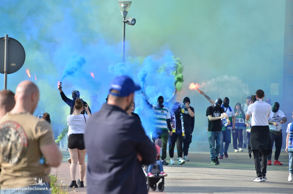 Kibice Anwilu w drodze na derby