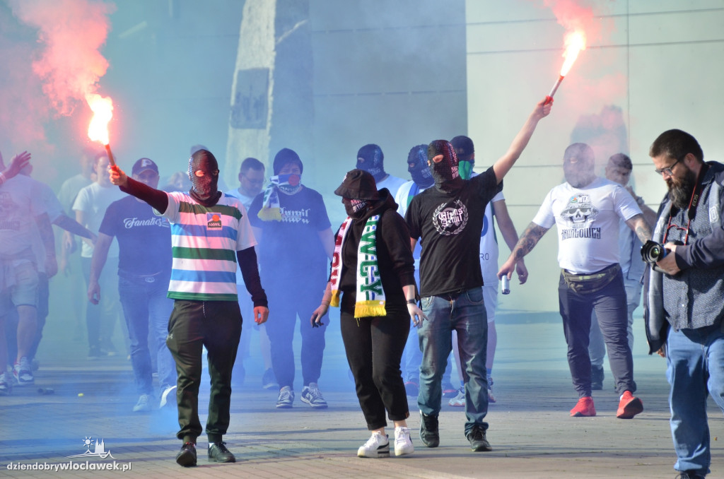 Kibice Anwilu w drodze na derby