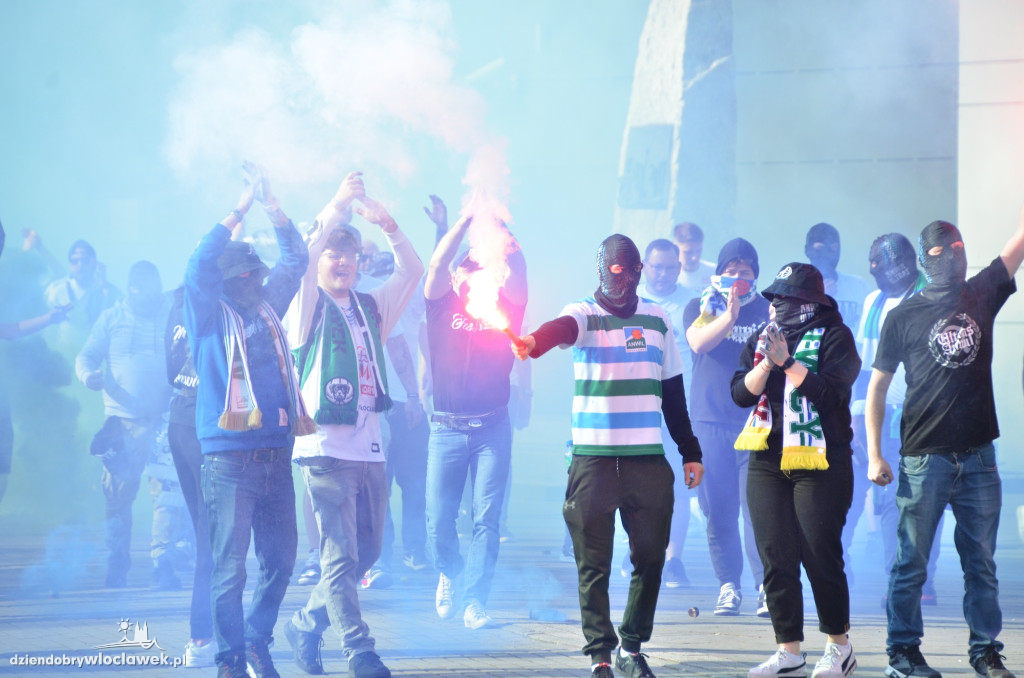 Kibice Anwilu w drodze na derby